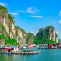 Découverte immersive des villages flottants célèbres de la baie de Ha Long