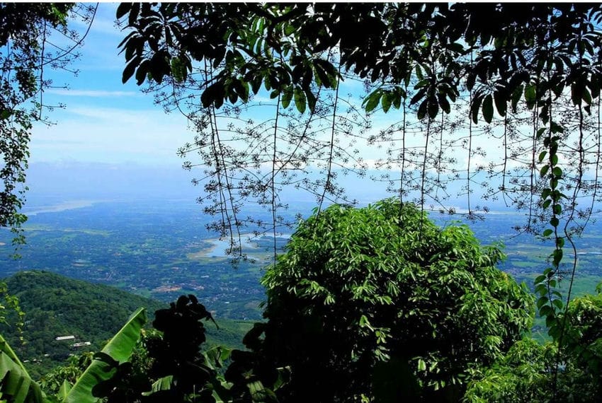 Vue panoramique depuis le sommet du parc de Ba Vi près de Hanoï