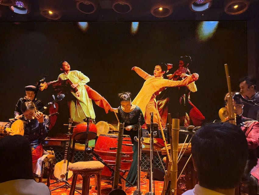 Artistes jouant des instruments traditionnels vietnamiens sur scène – CHÀO Show