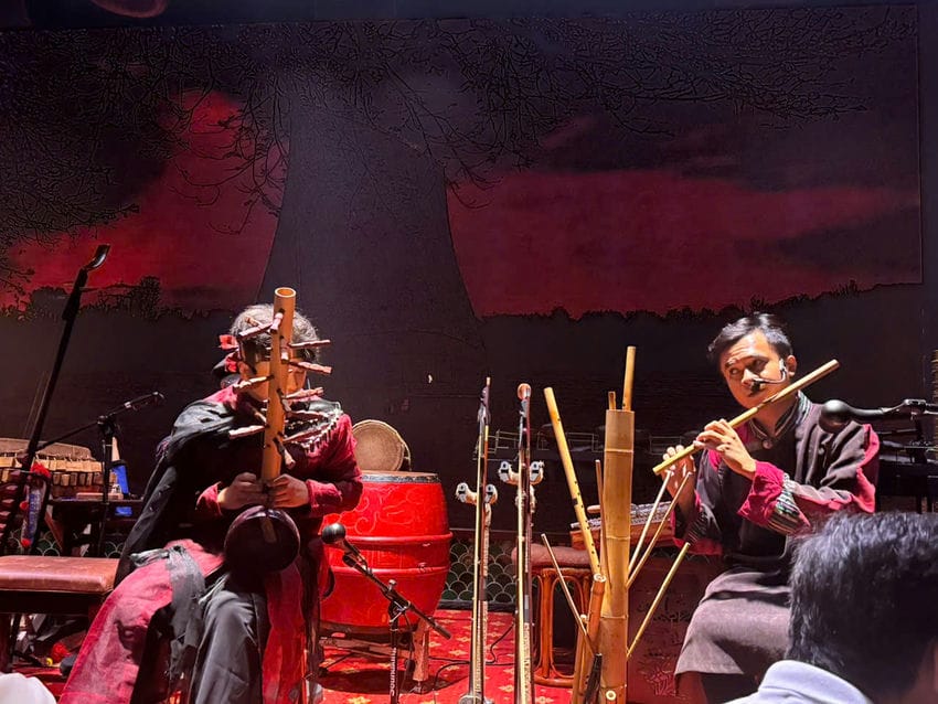 Spectateurs dégustant un dîner vietnamien de 9 plats pendant le spectacle