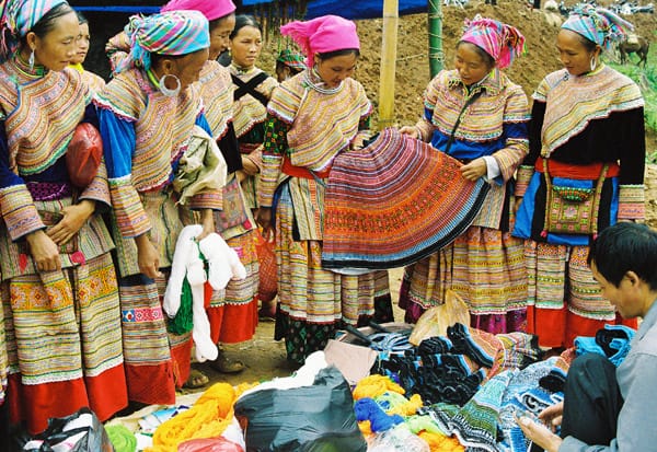 Marche ethnique nord Vietnam brocartelles