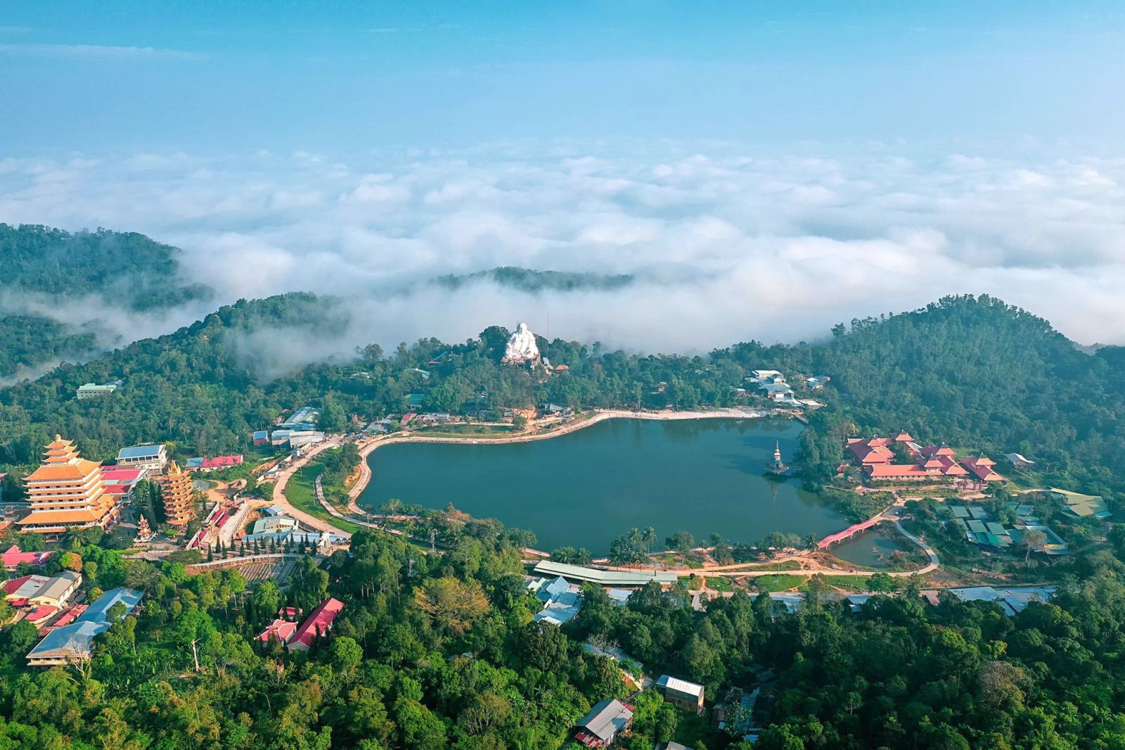 Le mont Cấm, An Giang, entouré de verdure.